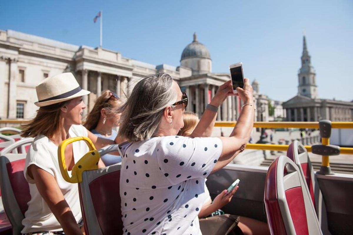 skupina lidí fotících se v autobuse