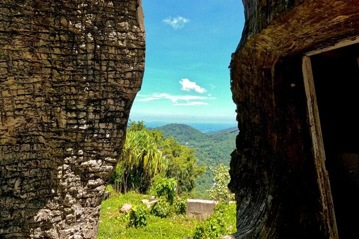 una vista delle montagne da un edificio in pietra