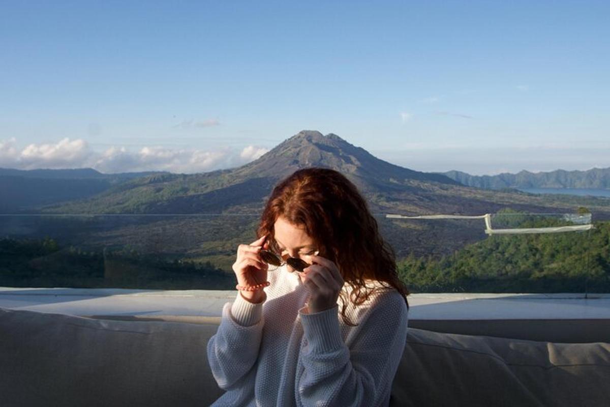 una donna che parla al cellulare davanti a una montagna