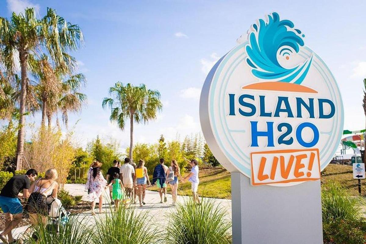 et skilt for Island Hogan, live i en park