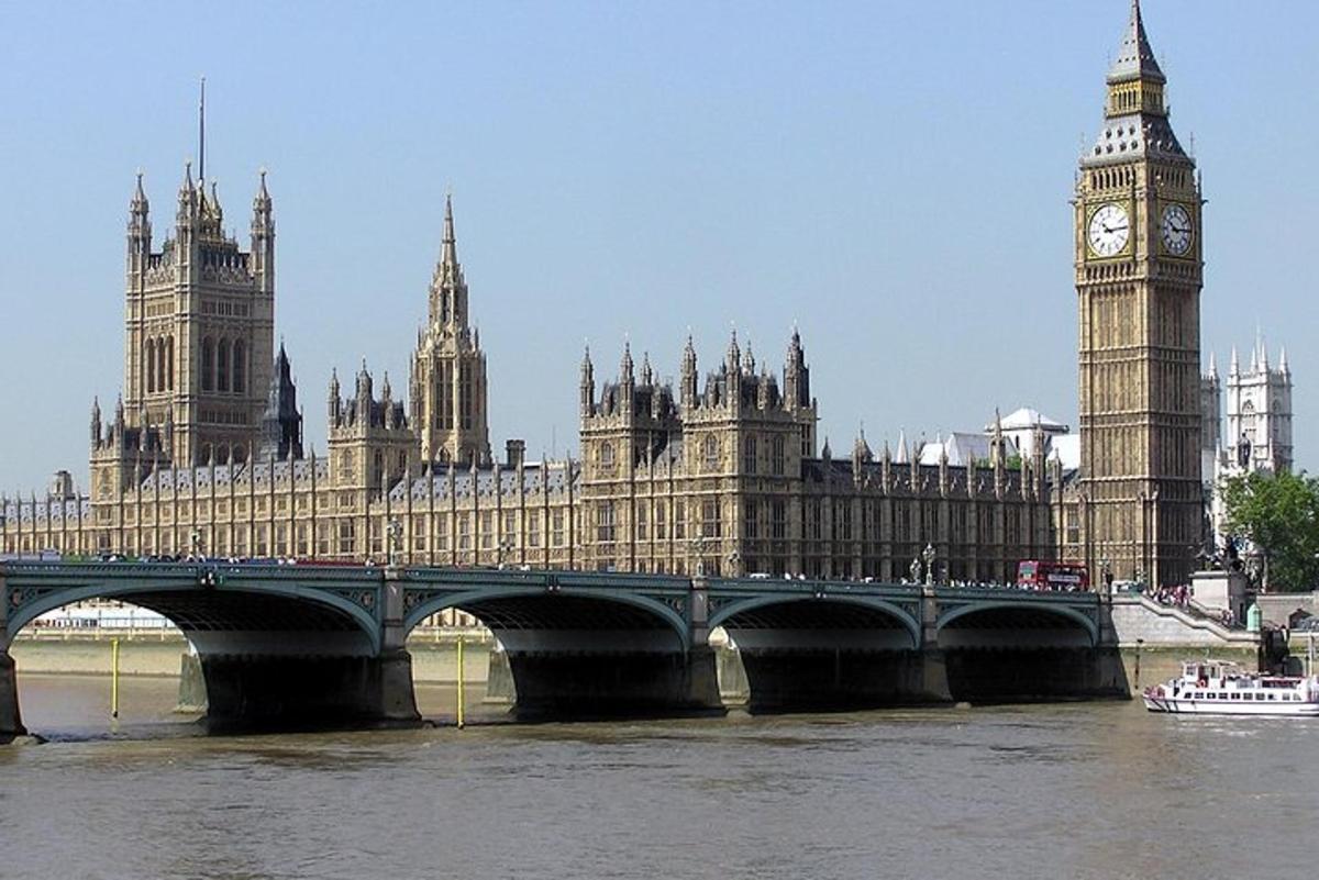 brú yfir á með klukkuturni og Big Ben