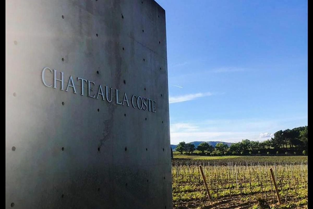 siena ar uzrakstu "chateau la" pils uz tās blakus laukam