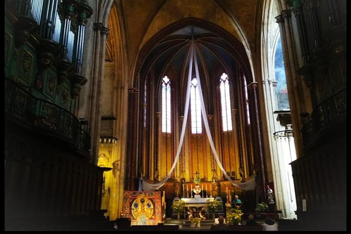 en stor kirke med et stort orgel i seg