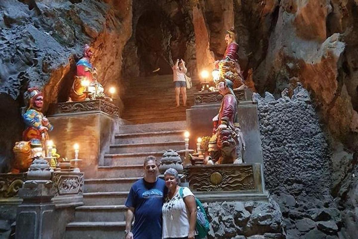 sekumpulan orang berdiri di atas tangga dalam sebuah gua