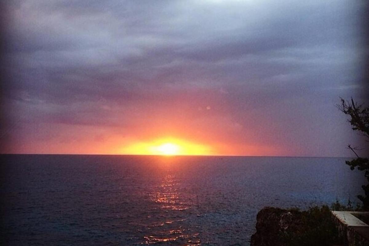 západ slunce nad oceánem se zapadajícím sluncem