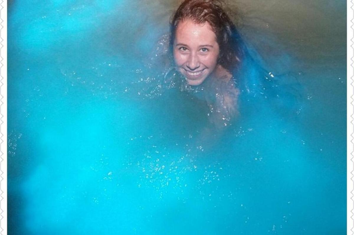 un uomo in una vasca da bagno con un sorriso