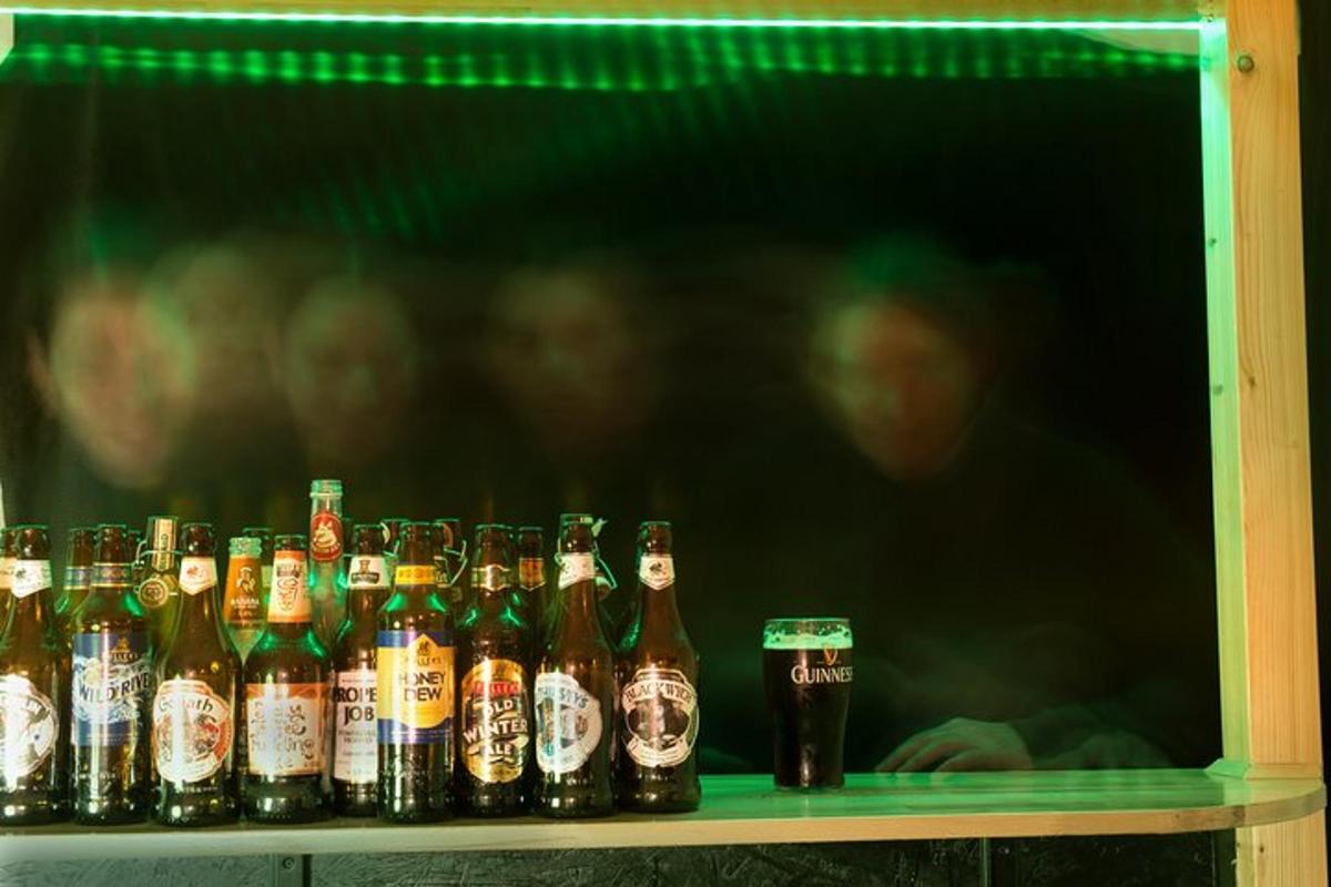 řada lahví piva na poličce