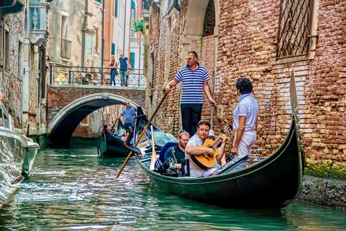 sekumpulan orang dalam gondola di terusan