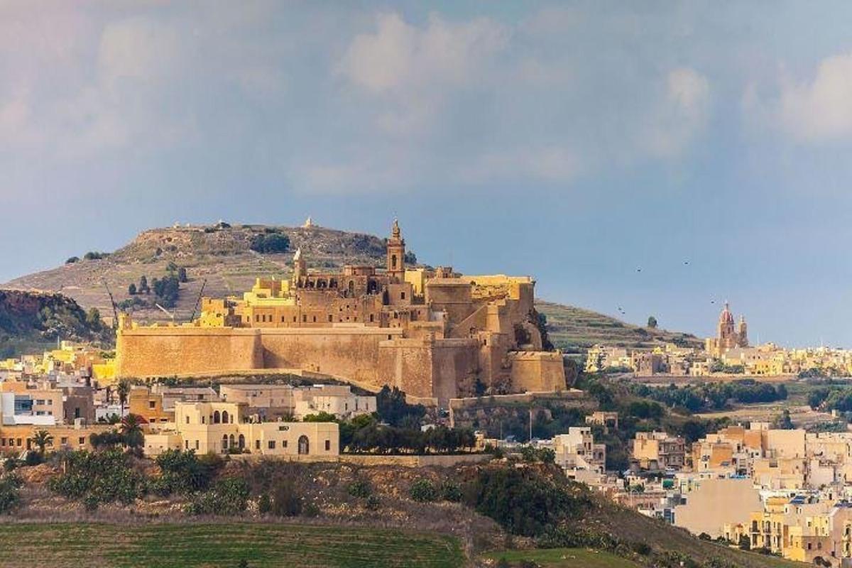 مبنى كبير على قمة تل