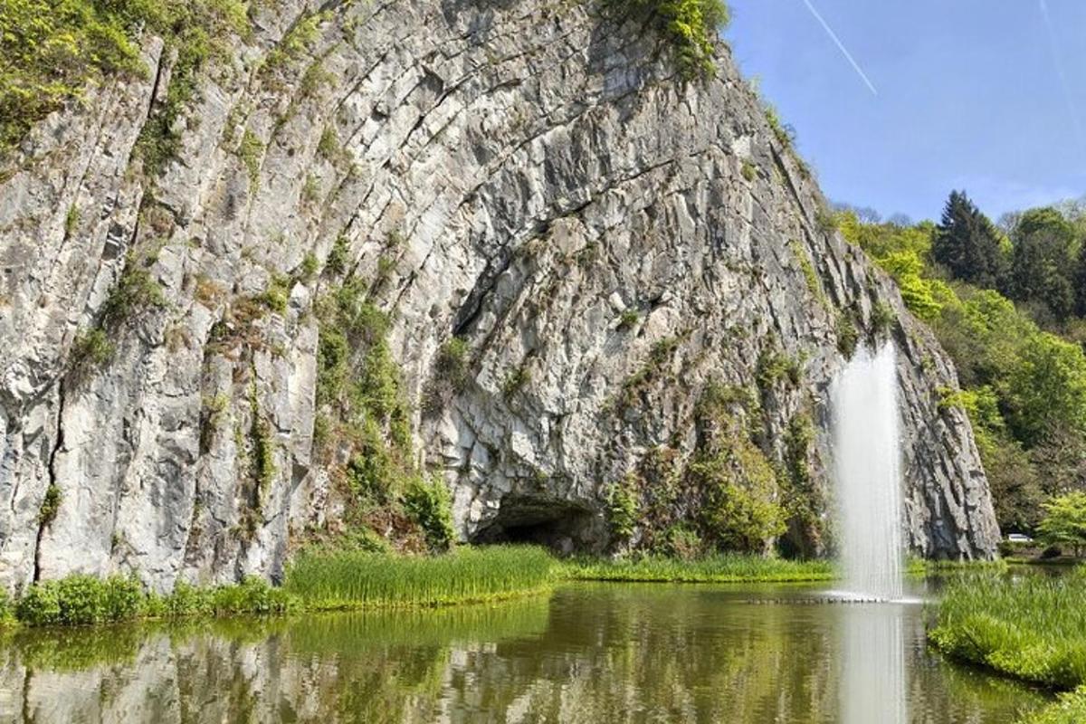 ein Wasserfall inmitten eines Gewässers