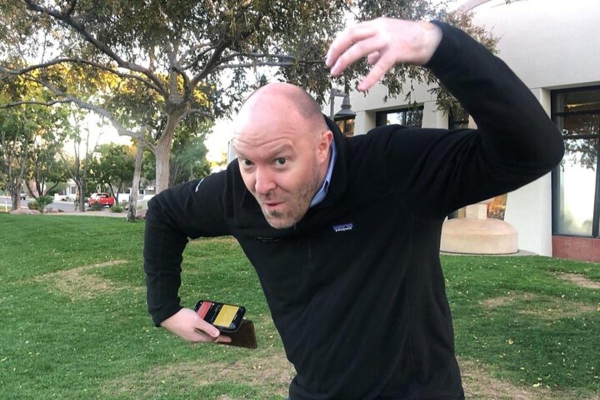 un hombre sosteniendo un teléfono celular en su mano
