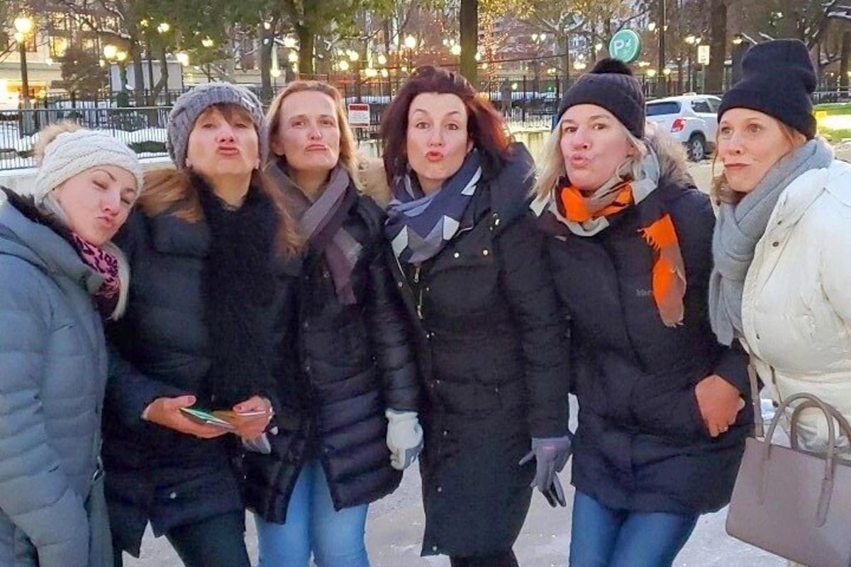 un grup de femei care stau una lângă alta