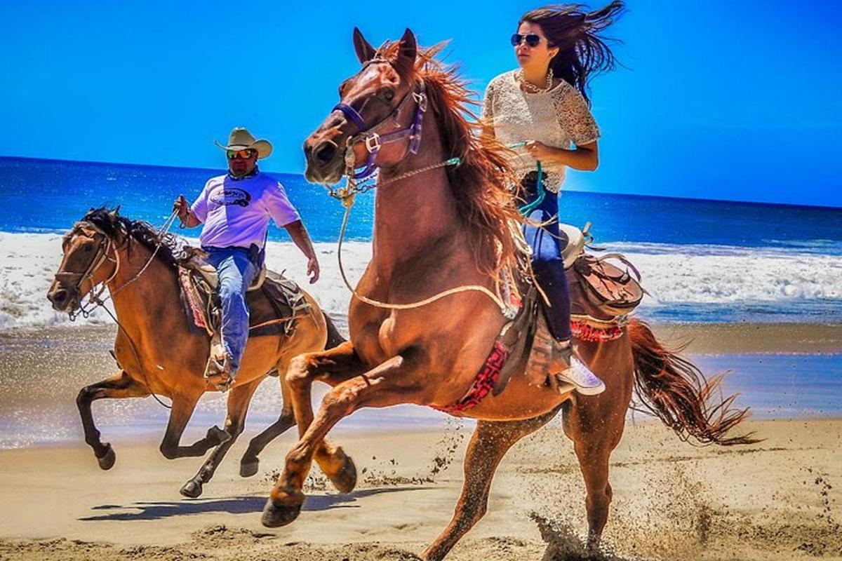 un uomo e una donna a cavallo sulla spiaggia