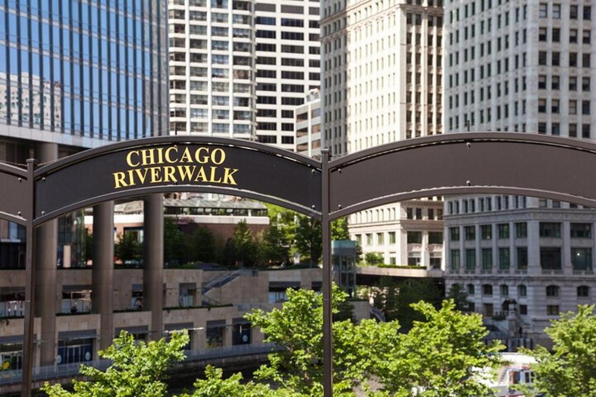 papan tanda yang berbunyi chicago riverwalk di sebuah bandar