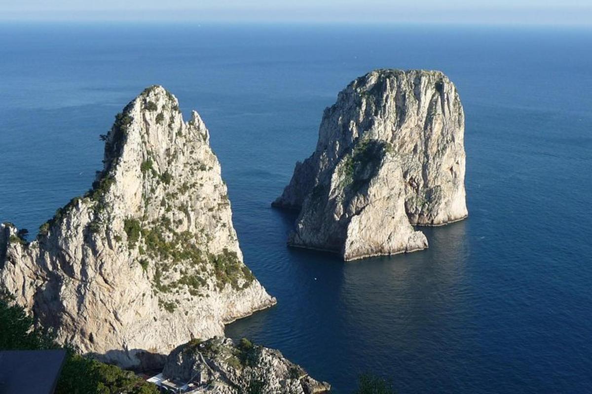 dva velké skalnaté ostrovy v oceánu s