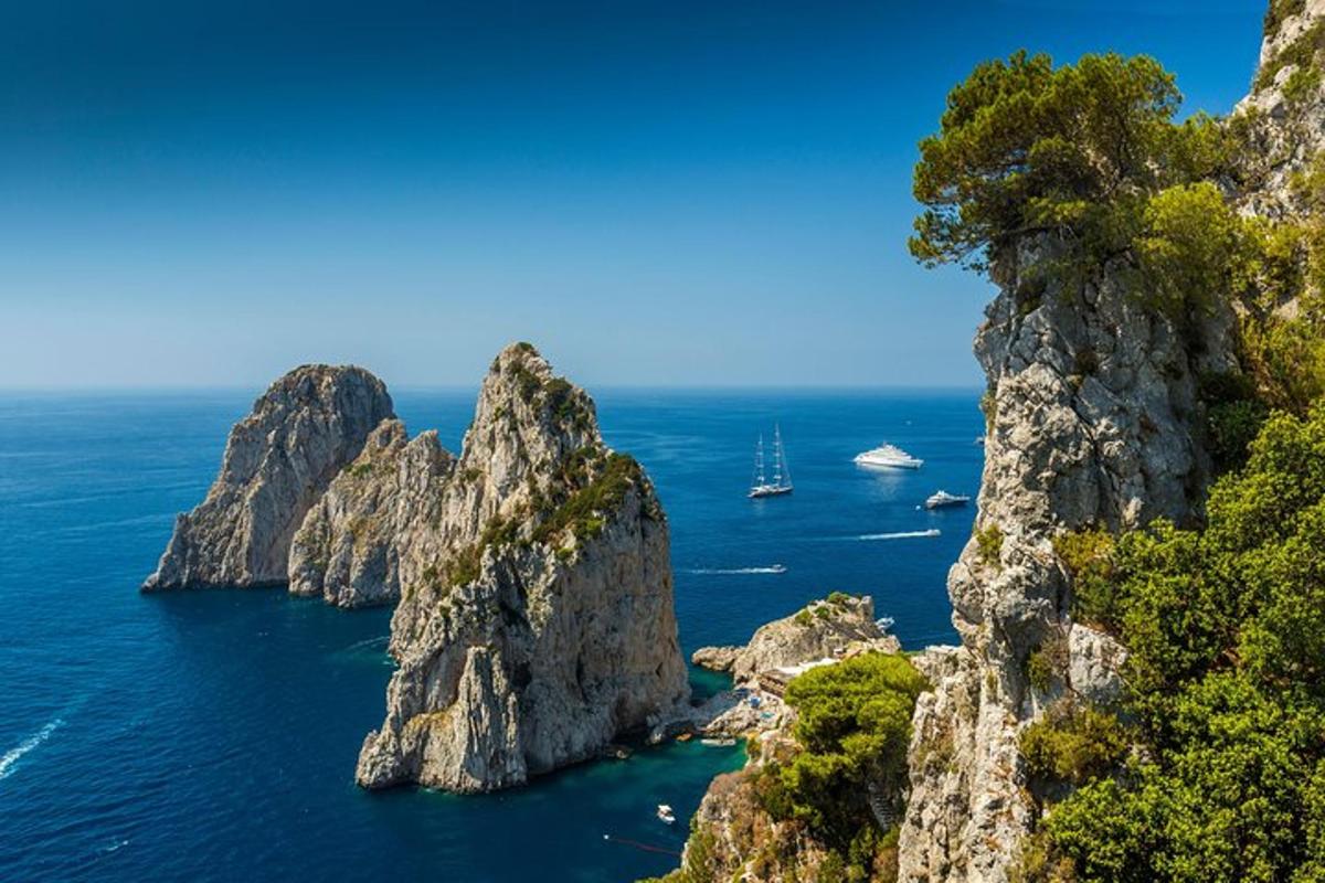 una vista di una montagna con una barca nell'oceano