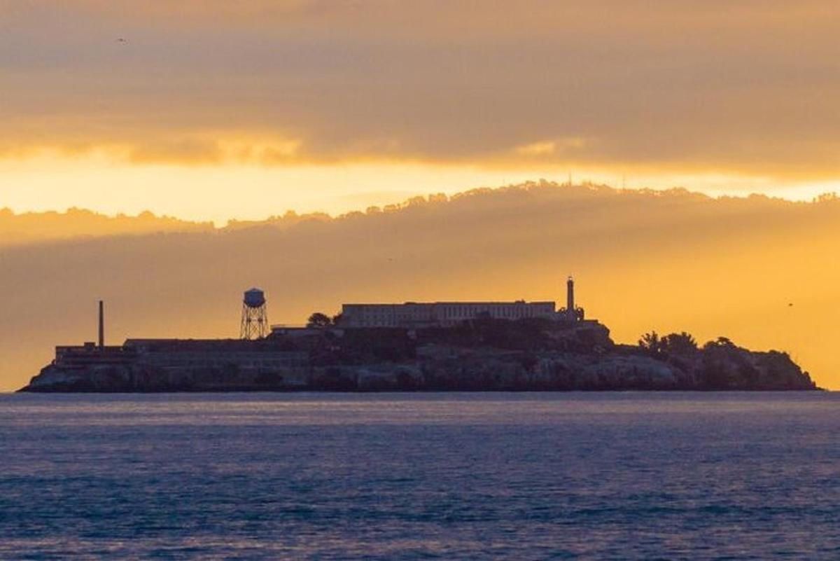 sebuah pulau di dalam air dengan rumah api di atasnya