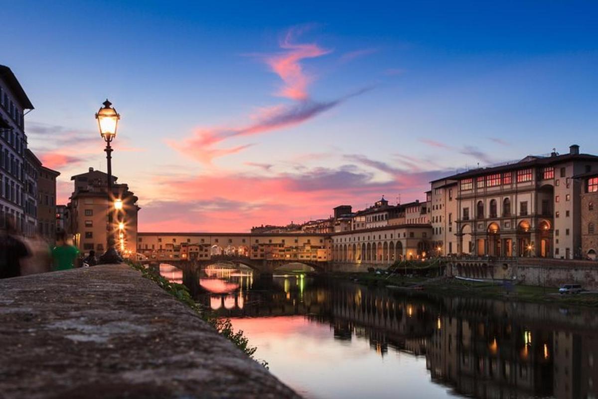 una vista di un fiume con edifici e un ponte