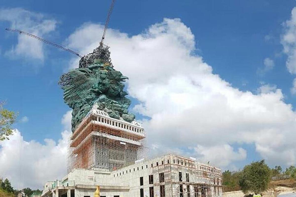 budova se sochou na vrcholu