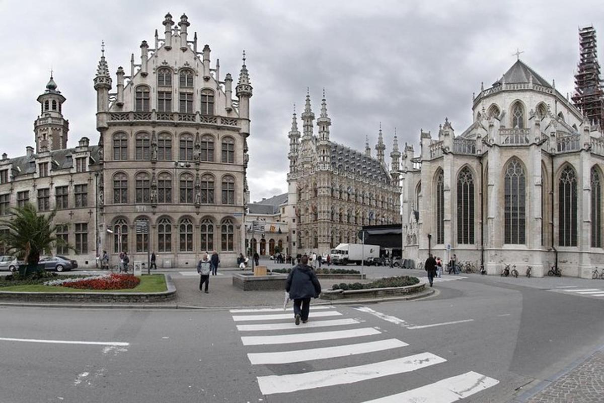 uma pessoa atravessando uma rua em frente a um grande edifício