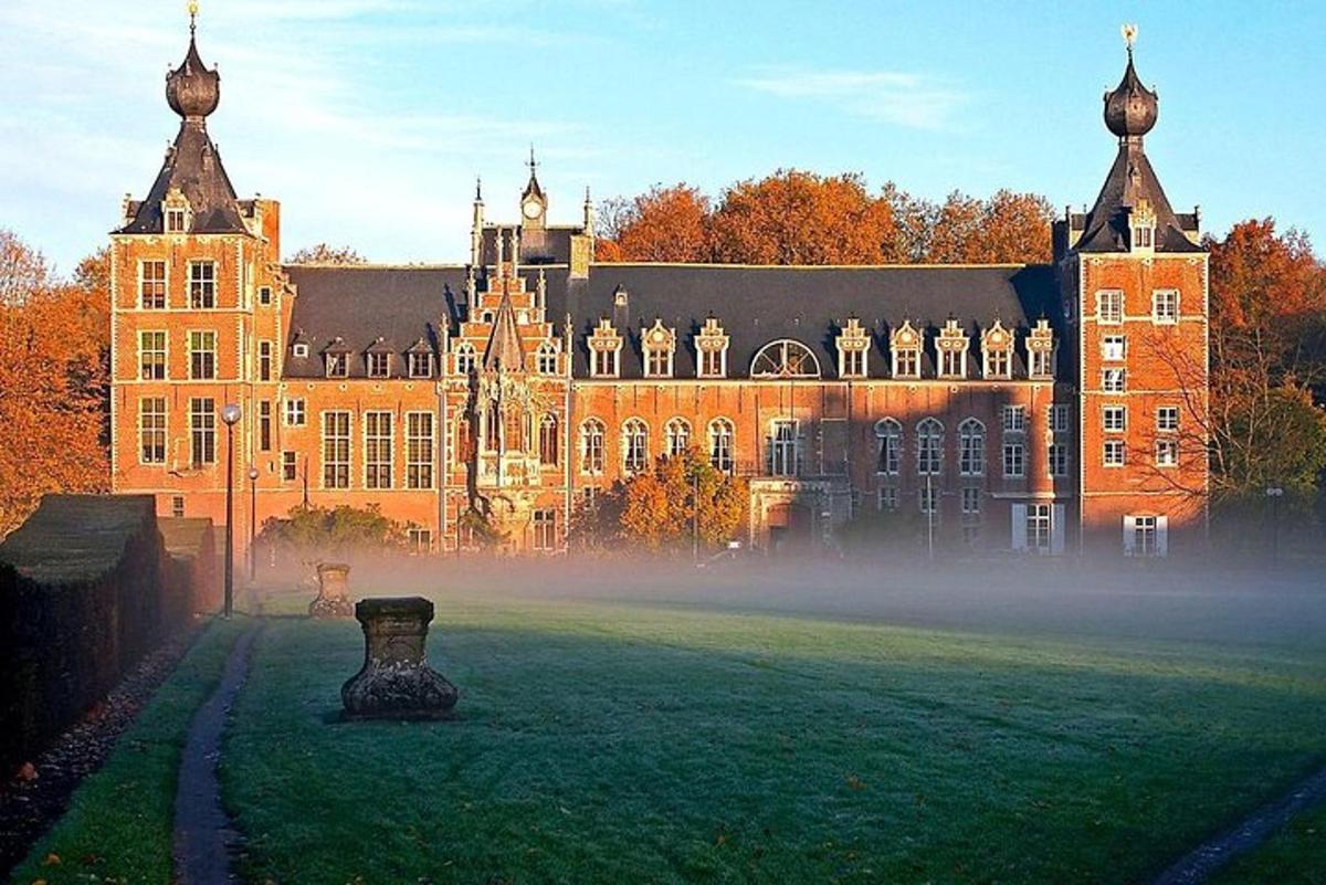 Un gran edificio con niebla delante.