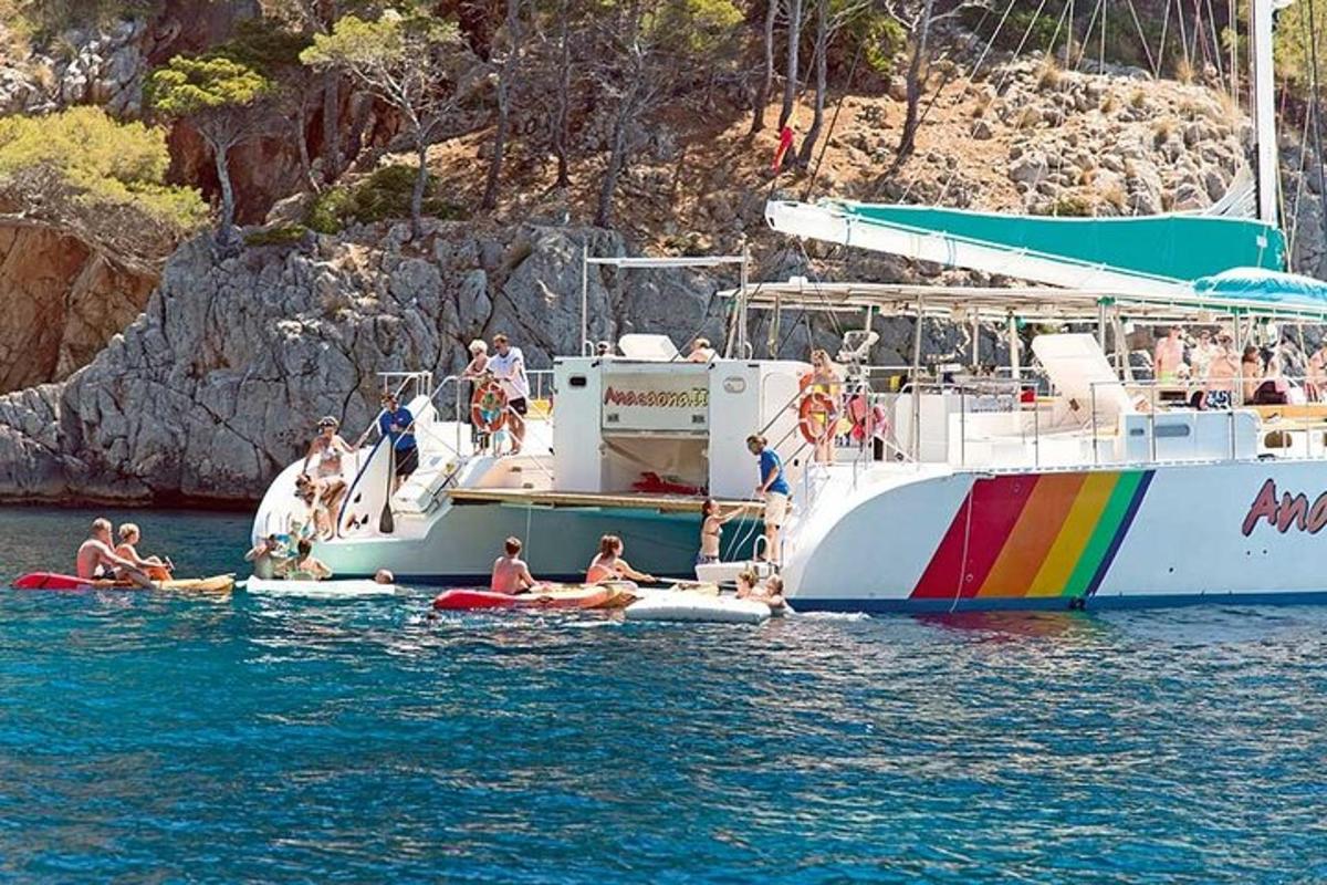 μια ομάδα ανθρώπων σε μια βάρκα στο νερό