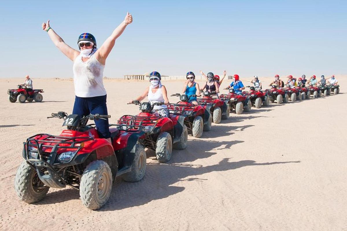un gruppo di persone su quad nel deserto