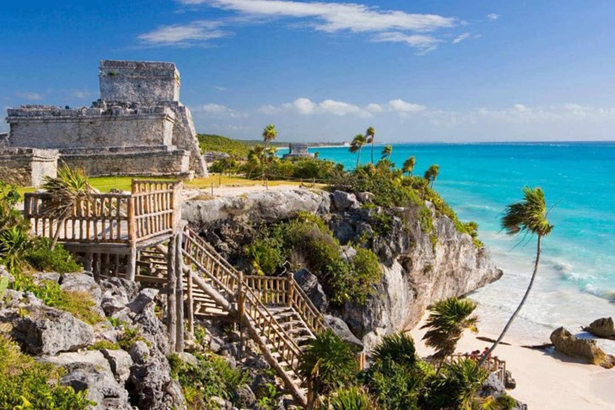 Una vista de una playa con escaleras y un edificio.