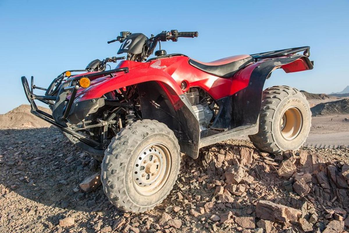 punane ATV pargitud kruusateele