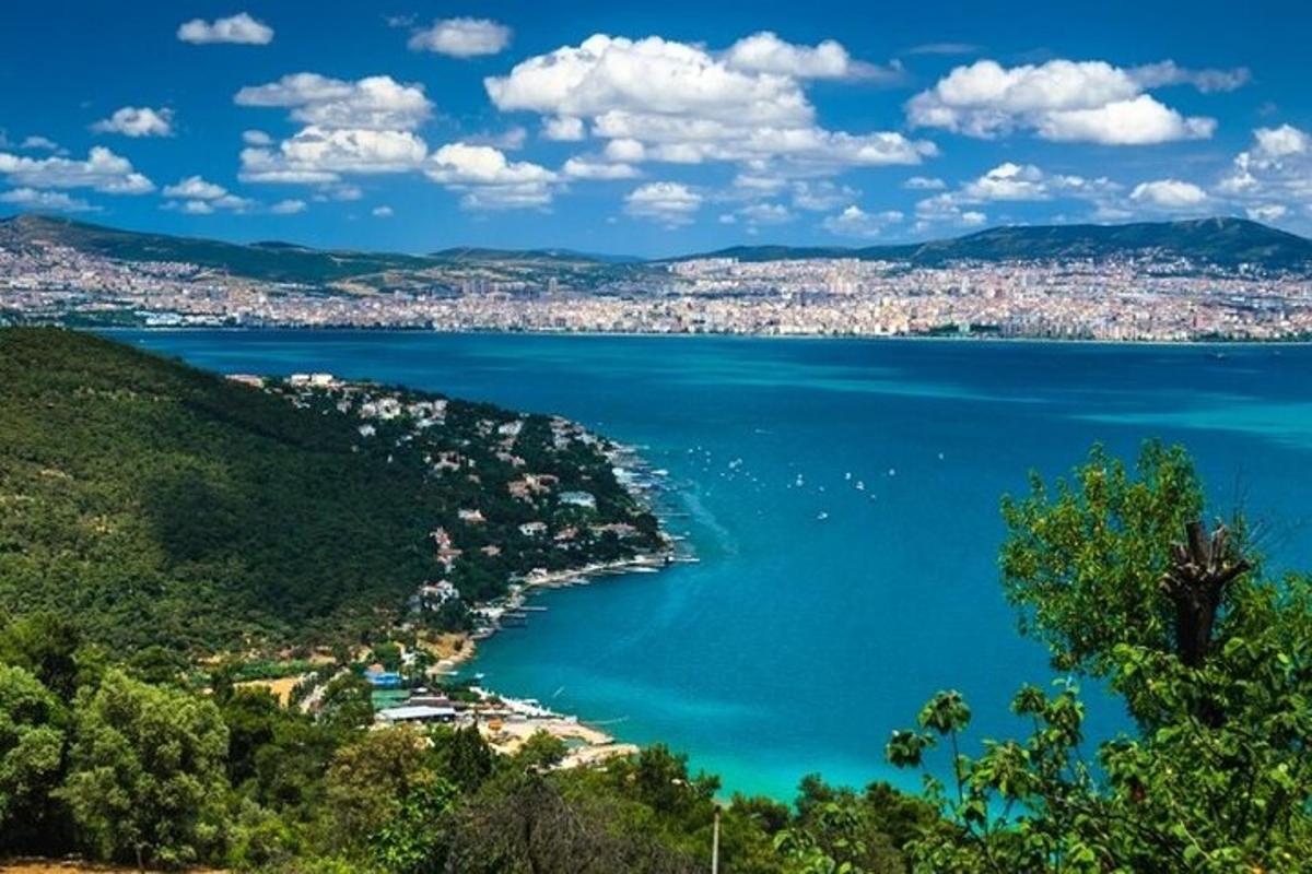 una vista di un grande specchio d'acqua