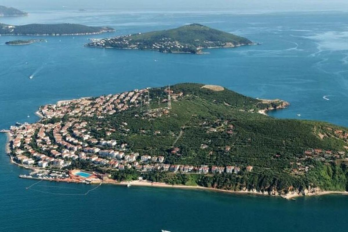 un'isola in mezzo all'acqua