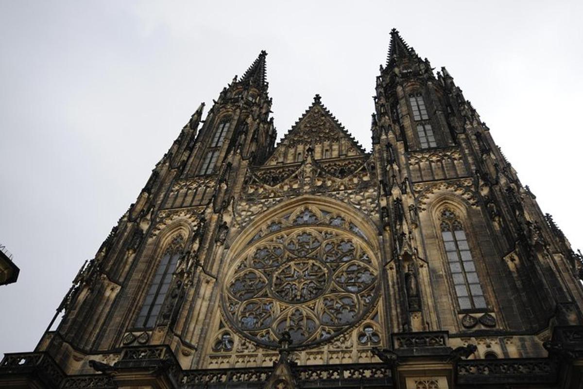 um grande edifício com um relógio
