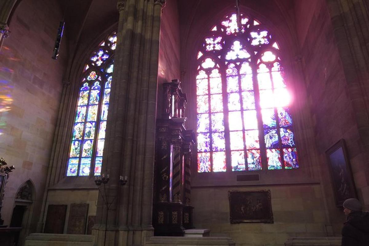 bir kilisede büyük bir vitray pencere