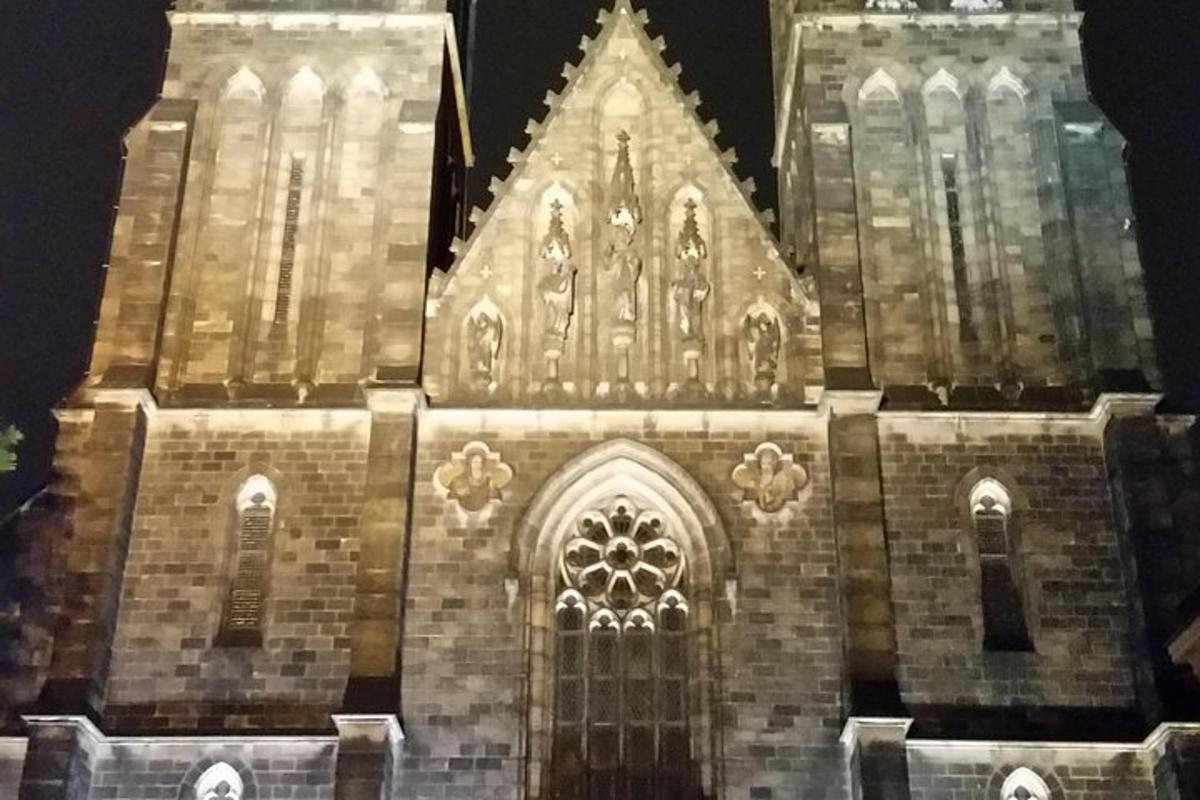 geceleri ışıklarla aydınlatılmış büyük bir katedral binası