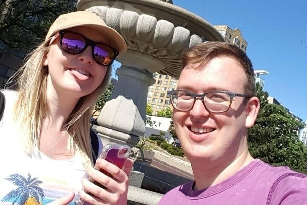 ein Mann und eine Frau schauen auf ein Mobiltelefon