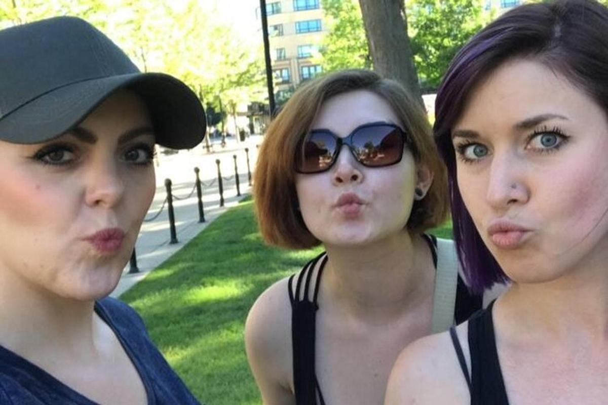 un gruppo di tre donne in piedi una accanto all'altra