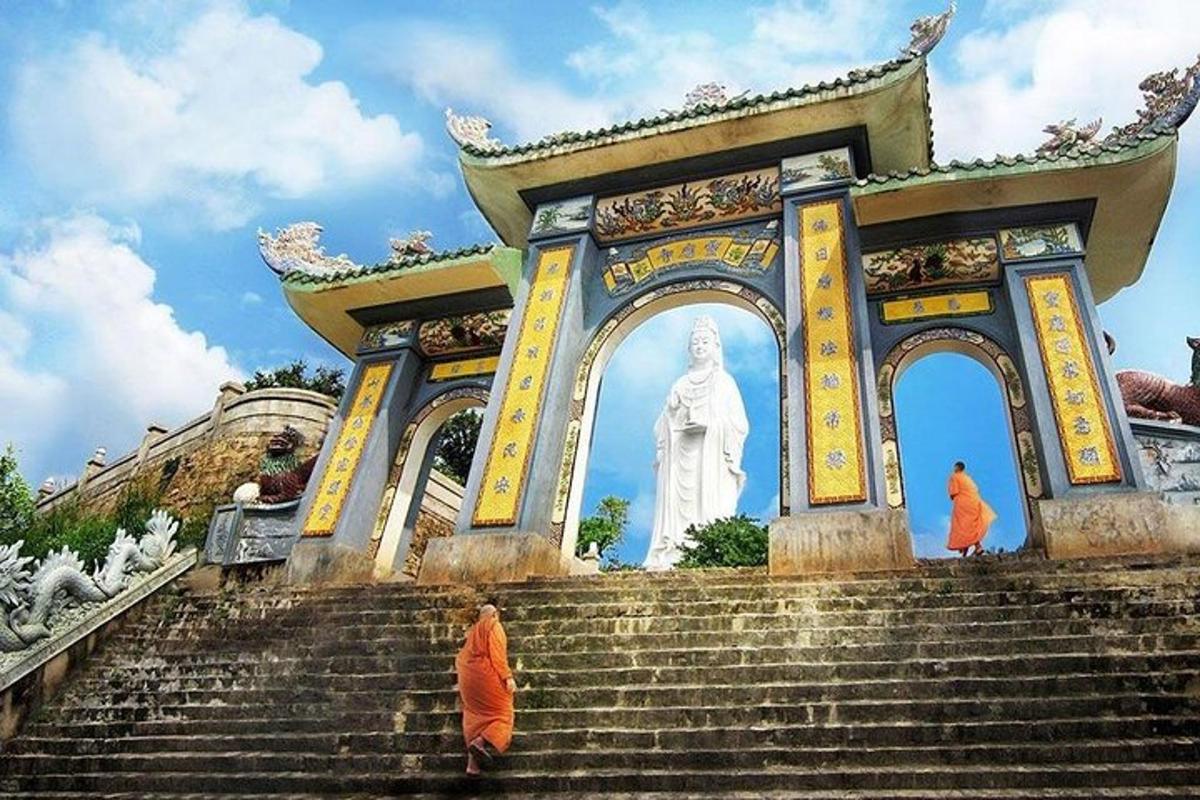 un tempio con una statua sui gradini