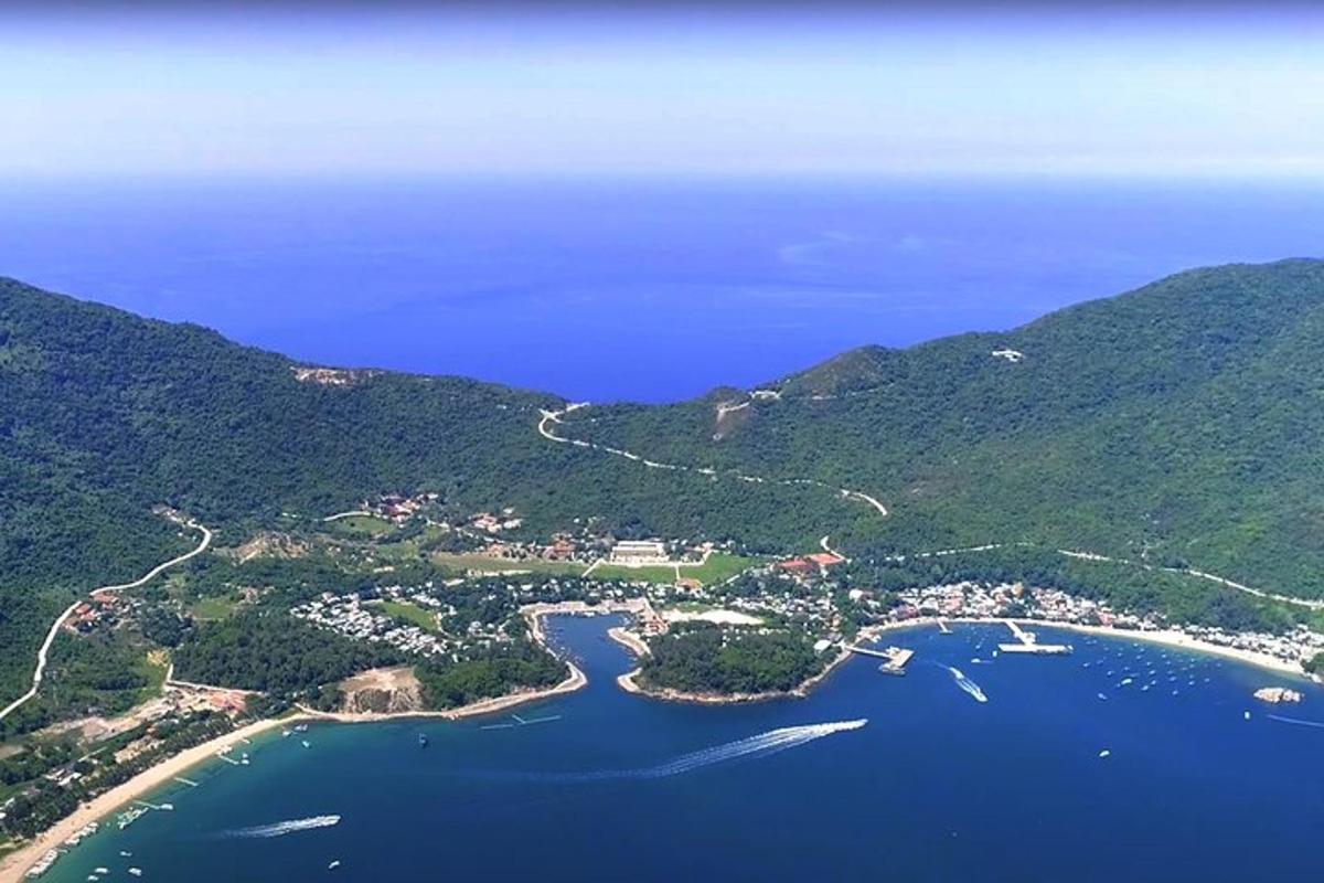 zračni pogled na majhen otok v vodi