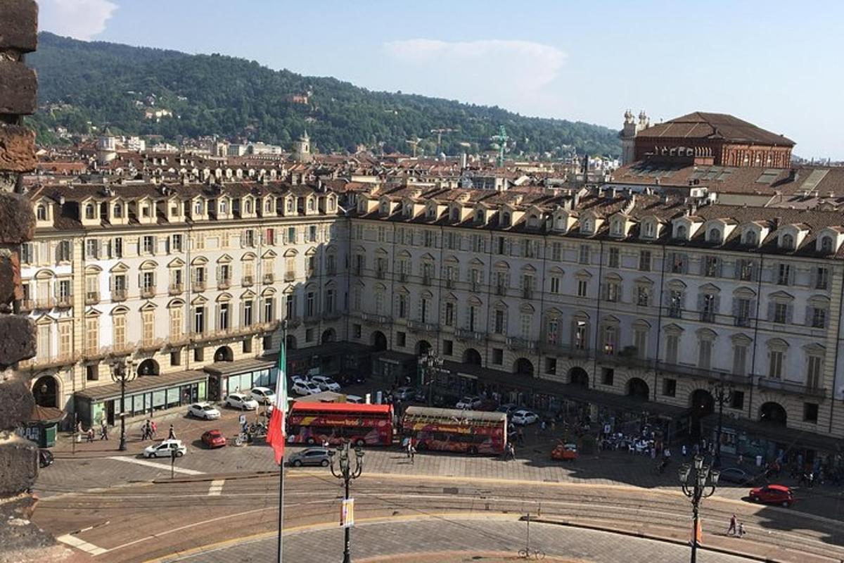 o clădire mare cu o stradă în față