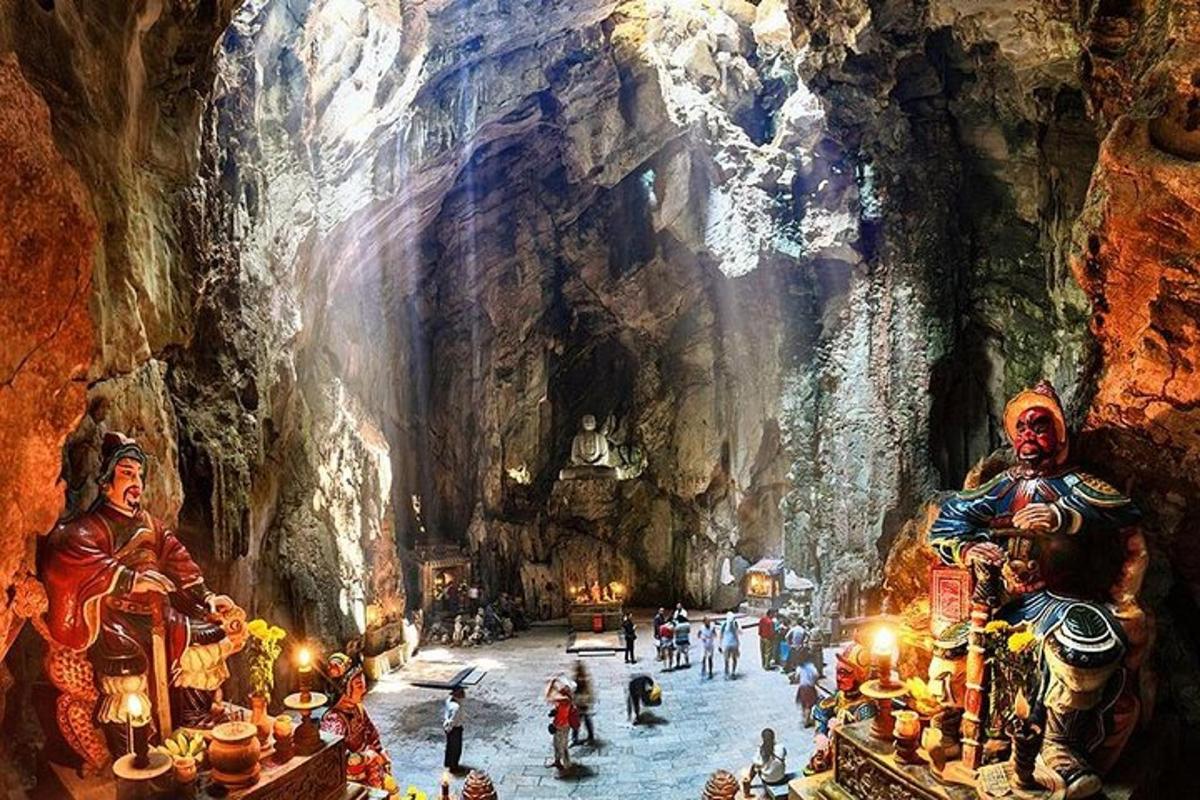 uma pintura de uma caverna com pessoas dentro