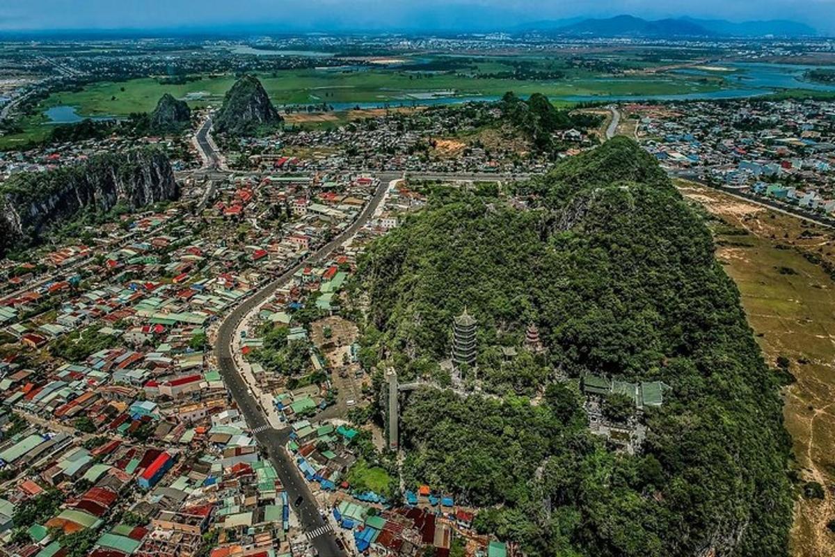 una vista aérea de una ciudad en una montaña