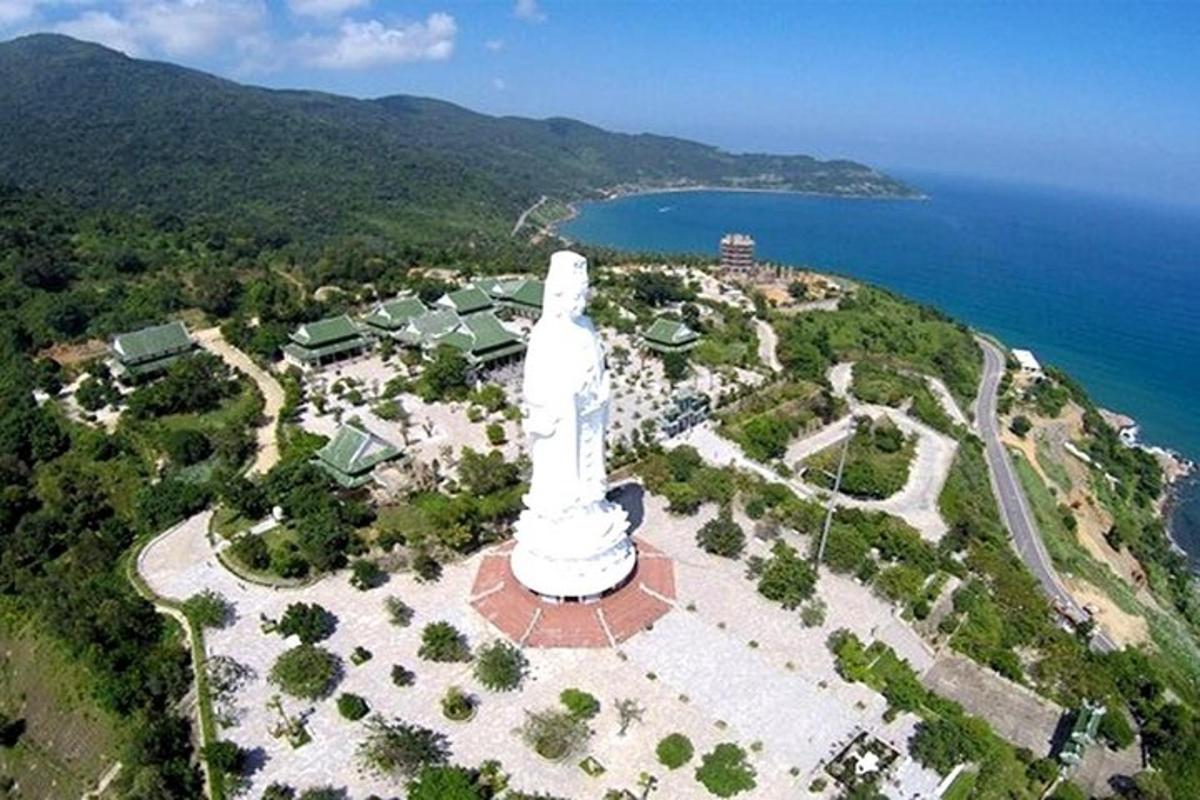 Una vista aérea de un gran monumento blanco junto al océano.