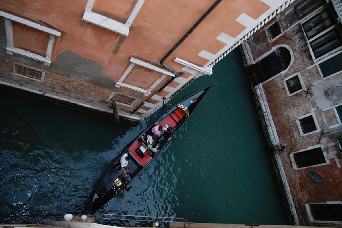 eine Gruppe von Menschen in einem Boot im Wasser