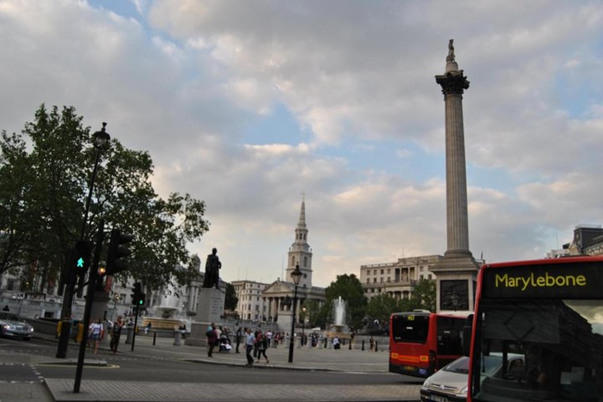 una ciudad con un gran monumento en medio de una calle