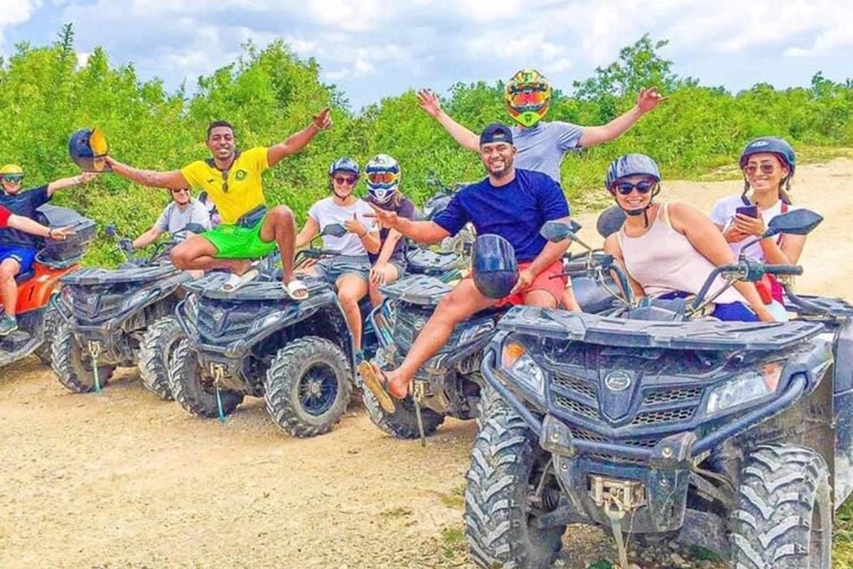 grupp inimesi istub ATV-del poris