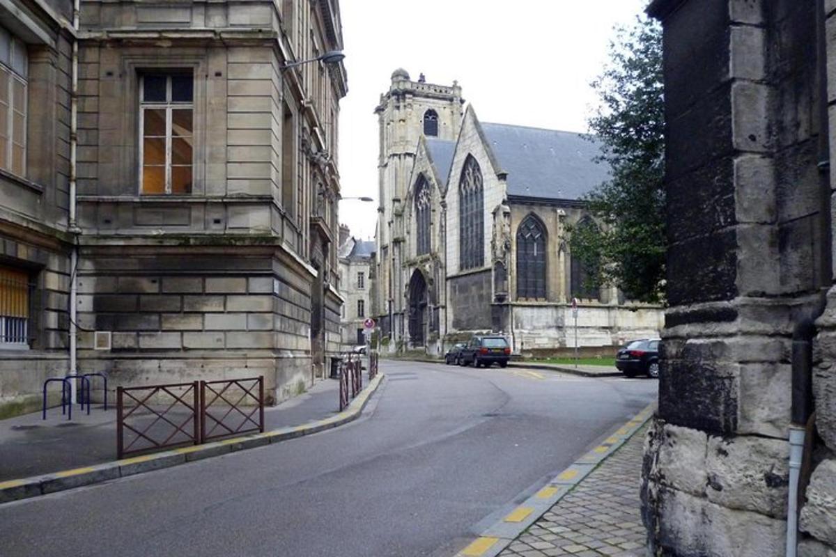 一座老教堂前的空荡街道