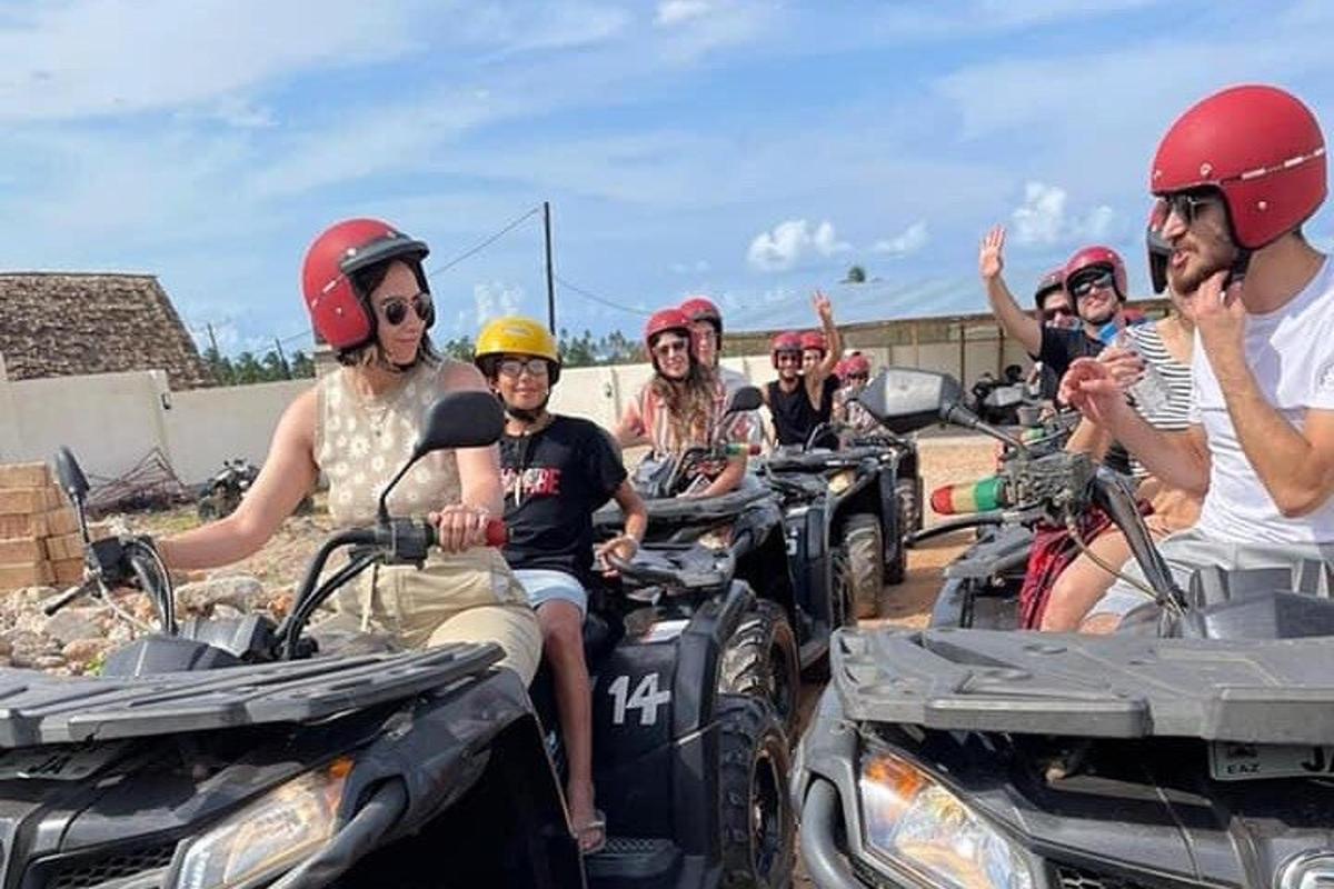 grupp inimesi, kes sõidavad ATV-dega