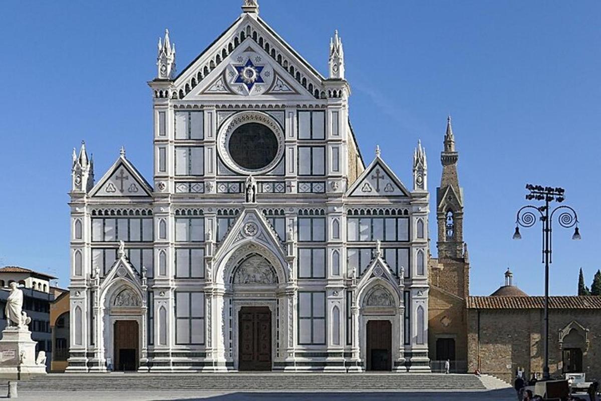 un gran edifici blanc amb un rellotge