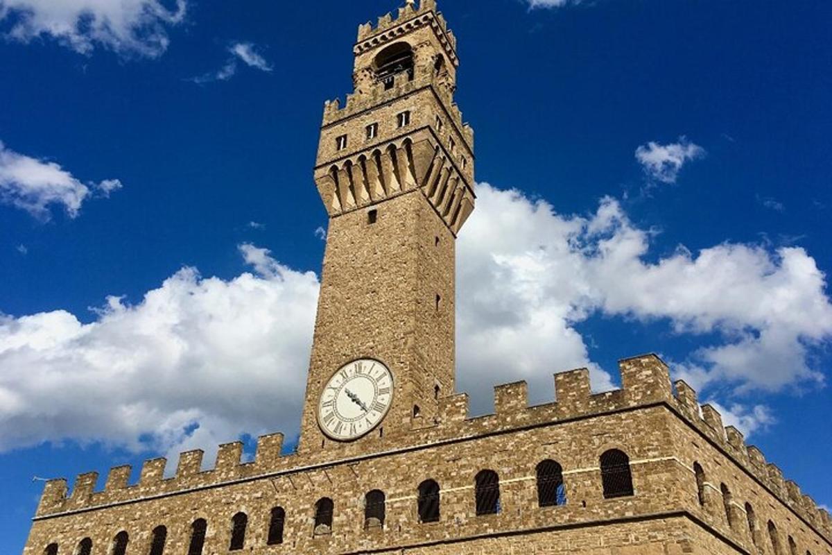 una torre dell'orologio in cima a un edificio