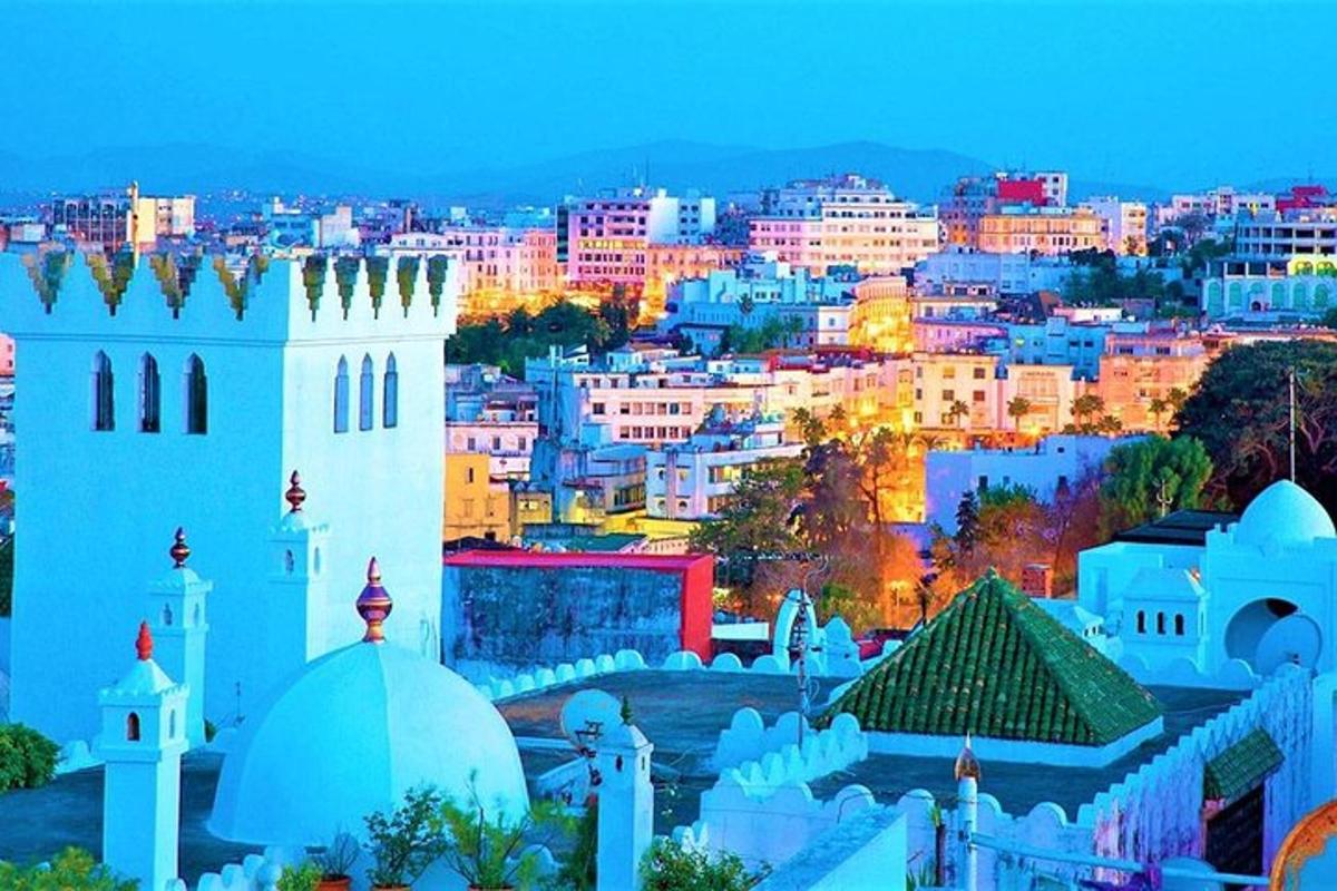 beyaz bir binaya sahip bir şehrin şehir manzarası